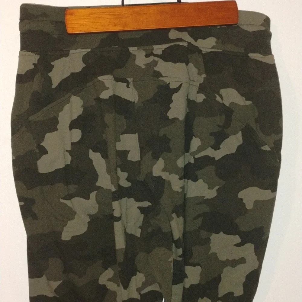 lululemon athletica Ready to Rulu High Rise Jogger. Womens size 8. Green Camo. - Picture 4 of 13